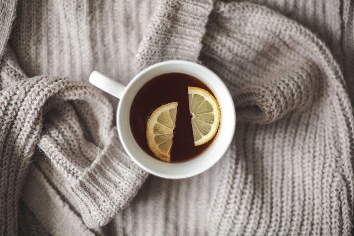 Cup of Earl Grey black tea garnished with fresh lemon slices