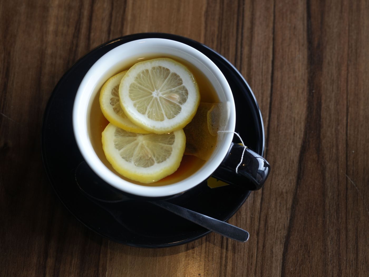 Cup of Lady Grey black tea with fresh lemon slices